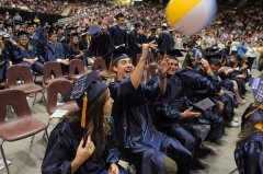 ������ֵ�ÿ���������ѧ���˱�ҵ�ݽ������Ǹ�����������